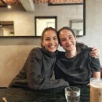 Bárbara Mori Instagram – No puedo creer que esto se termino.
Ha sido de las mejores experiencias de mi vida trabajar a tu lado @elrovzar. Felicidades por el increíble trabajo que desempeñaste como el jefe de jefes.
Ha sido un cúmulo de tantas emociones maravillosas, verte trabajar, crear juntos, crecer juntos. Construir mundos necesarios para hablar de los asuntos del corazón. Mi admiración y respeto por ti ha crecido inmensamente. Tomarnos de la mano para soñar juntos rodeados de tantas personas amorosas, luminosas, talentosas. Gracias, de verdad, desde lo más profundo de mi corazón GRACIAS  por acompañarnos, cuidarnos, contenernos, por la creatividad, amor y talento con la que se entregaron todas y cada una de las personas que formaron parte de este maravilloso proyecto. Gracias a todos los departamentos, dirección, arte, maquillaje, vestuario, alimentación, a todo el crew, por cuidar con tanto cariño el proceso y poner su talento al servicio de “Las Azules” los quiero mucho! Gracias al maravilloso elenco por entregar sus corazones, fue maravillosos compartir con todos ustedes. Gracias a @thelemonstudios por creer en mi. Gracias a @apletv por la confianza que depositaron en todos nosotros.❤️❤️❤️❤️❤️❤️❤️❤️❤️❤️❤️🙌🏼🎬