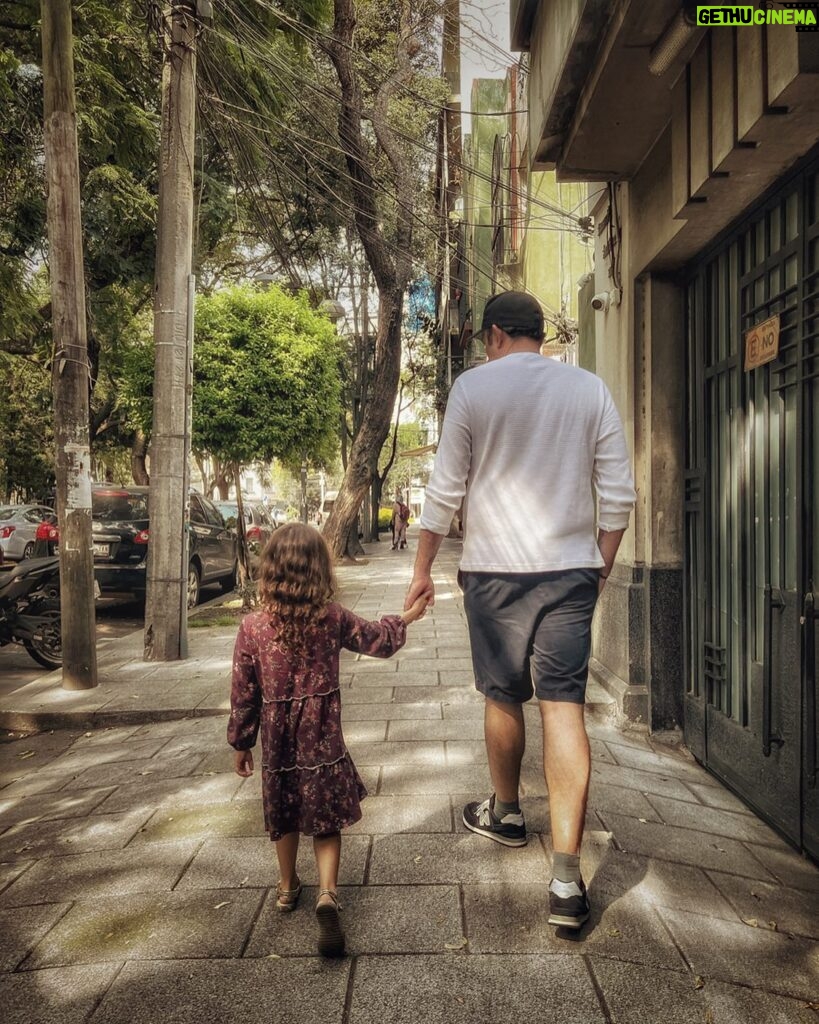 Bárbara Mori Instagram - Abuelo: cuidado Mila no saltes demasiado. Mila: nunca es demasiado abuelito, solo mira al universo!