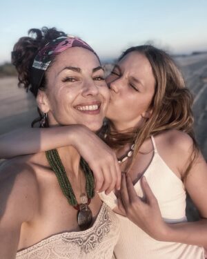 Bárbara Mori Instagram - Good times!
Amor, luz, consciencia, armonía, equilibrio, risas, alegría, trabajo personal, evolución, transformación. Esos son mis deseos para esta humanidad de la que formamos parte todos. Que encuentren ese deseo profundo que habita en sus corazones. 
❤️ Feliz 2023❤️