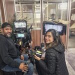 Bárbara Mori Instagram – No puedo creer que esto se termino.
Ha sido de las mejores experiencias de mi vida trabajar a tu lado @elrovzar. Felicidades por el increíble trabajo que desempeñaste como el jefe de jefes.
Ha sido un cúmulo de tantas emociones maravillosas, verte trabajar, crear juntos, crecer juntos. Construir mundos necesarios para hablar de los asuntos del corazón. Mi admiración y respeto por ti ha crecido inmensamente. Tomarnos de la mano para soñar juntos rodeados de tantas personas amorosas, luminosas, talentosas. Gracias, de verdad, desde lo más profundo de mi corazón GRACIAS por acompañarnos, cuidarnos, contenernos, por la creatividad, amor y talento con la que se entregaron todas y cada una de las personas que formaron parte de este maravilloso proyecto. Gracias a todos los departamentos, dirección, arte, maquillaje, vestuario, alimentación, a todo el crew, por cuidar con tanto cariño el proceso y poner su talento al servicio de “Las Azules” los quiero mucho! Gracias al maravilloso elenco por entregar sus corazones, fue maravillosos compartir con todos ustedes. Gracias a @thelemonstudios por creer en mi. Gracias a @apletv por la confianza que depositaron en todos nosotros.❤️❤️❤️❤️❤️❤️❤️❤️❤️❤️❤️🙌🏼🎬