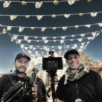Bárbara Mori Instagram – No puedo creer que esto se termino.
Ha sido de las mejores experiencias de mi vida trabajar a tu lado @elrovzar. Felicidades por el increíble trabajo que desempeñaste como el jefe de jefes.
Ha sido un cúmulo de tantas emociones maravillosas, verte trabajar, crear juntos, crecer juntos. Construir mundos necesarios para hablar de los asuntos del corazón. Mi admiración y respeto por ti ha crecido inmensamente. Tomarnos de la mano para soñar juntos rodeados de tantas personas amorosas, luminosas, talentosas. Gracias, de verdad, desde lo más profundo de mi corazón GRACIAS por acompañarnos, cuidarnos, contenernos, por la creatividad, amor y talento con la que se entregaron todas y cada una de las personas que formaron parte de este maravilloso proyecto. Gracias a todos los departamentos, dirección, arte, maquillaje, vestuario, alimentación, a todo el crew, por cuidar con tanto cariño el proceso y poner su talento al servicio de “Las Azules” los quiero mucho! Gracias al maravilloso elenco por entregar sus corazones, fue maravillosos compartir con todos ustedes. Gracias a @thelemonstudios por creer en mi. Gracias a @apletv por la confianza que depositaron en todos nosotros.❤️❤️❤️❤️❤️❤️❤️❤️❤️❤️❤️🙌🏼🎬