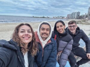 Bárbara Mori Instagram - La abuela Gladys que cumplió 102 y está regia y la familia del Sur.  Los amo!❤️
Paisito mío, corazoncito en el mar. 🇺🇾