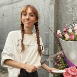 Bárbara Mori Instagram – No puedo creer que esto se termino.
Ha sido de las mejores experiencias de mi vida trabajar a tu lado @elrovzar. Felicidades por el increíble trabajo que desempeñaste como el jefe de jefes.
Ha sido un cúmulo de tantas emociones maravillosas, verte trabajar, crear juntos, crecer juntos. Construir mundos necesarios para hablar de los asuntos del corazón. Mi admiración y respeto por ti ha crecido inmensamente. Tomarnos de la mano para soñar juntos rodeados de tantas personas amorosas, luminosas, talentosas. Gracias, de verdad, desde lo más profundo de mi corazón GRACIAS por acompañarnos, cuidarnos, contenernos, por la creatividad, amor y talento con la que se entregaron todas y cada una de las personas que formaron parte de este maravilloso proyecto. Gracias a todos los departamentos, dirección, arte, maquillaje, vestuario, alimentación, a todo el crew, por cuidar con tanto cariño el proceso y poner su talento al servicio de “Las Azules” los quiero mucho! Gracias al maravilloso elenco por entregar sus corazones, fue maravillosos compartir con todos ustedes. Gracias a @thelemonstudios por creer en mi. Gracias a @apletv por la confianza que depositaron en todos nosotros.❤️❤️❤️❤️❤️❤️❤️❤️❤️❤️❤️🙌🏼🎬