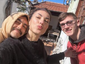Bárbara Mori Instagram - La abuela Gladys que cumplió 102 y está regia y la familia del Sur.  Los amo!❤️
Paisito mío, corazoncito en el mar. 🇺🇾