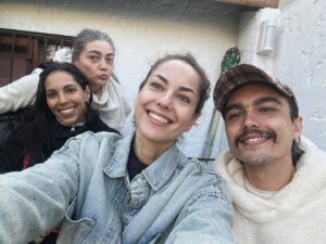 Bárbara Mori Instagram - La abuela Gladys que cumplió 102 y está regia y la familia del Sur.  Los amo!❤️
Paisito mío, corazoncito en el mar. 🇺🇾