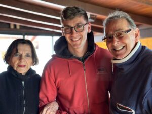 Bárbara Mori Instagram - La abuela Gladys que cumplió 102 y está regia y la familia del Sur.  Los amo!❤️
Paisito mío, corazoncito en el mar. 🇺🇾