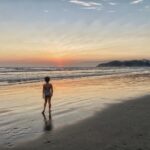 Bárbara Mori Instagram – Si, es verdad que vivimos en un mundo caótico donde las fuerzas operadas desde el miedo han generado mucha desconexión, con esta inmensa ambición por el poder en la que está sumergida la humanidad. Cada vez hay más pobreza, más desigualdad, más separación y más miedo. 
Llevamos siglos siendo dominados por el ego y con esta necesidad humana de sobrevivir tanta crueldad. 
Los intereses políticos y económicos nos han llevado a esta incertidumbre donde la oscuridad se hace más tangible. Todo eso ocurre y es cada vez mas contundente. .

Lo interesante de esta vida es que esa no es nuestra única realidad. También existe la fuerza del amor, la unión, la compasión, la creación, la armonía, la gratitud. Todo eso también está a nuestro alcance, también tenemos la capacidad de reconocerlo si salimos de nuestra limitación, de la manera lineal en la que hemos ido desarrollando nuestra percepción.

Es nuestra elección, nosotros decidimos a que realidad le vamos a dedicar nuestra atención, que deseamos alimentar, que permitimos que se manifieste ante nuestros ojos. 
Que semillas estás plantando para tu futuro?
La transformación requiere, paciencia, esfuerzo, dedicación, compromiso, entrega y mucho, mucho amor. 

Si no puedes con las crueldades de este mundo que hemos creado, deja de poner tu atención afuera, en lo que está pasando y trata de atender los asuntos del corazón. Tal vez cambiando tu mirada descubras un nuevo mundo que te ayude a transitar todo aquello que pone a prueba nuestra capacidad para crear nuevas posibilidades. 
Tal ves lo que necesitas es comenzar a escuchar tu corazón.