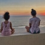 Bárbara Mori Instagram – Si, es verdad que vivimos en un mundo caótico donde las fuerzas operadas desde el miedo han generado mucha desconexión, con esta inmensa ambición por el poder en la que está sumergida la humanidad. Cada vez hay más pobreza, más desigualdad, más separación y más miedo.
Llevamos siglos siendo dominados por el ego y con esta necesidad humana de sobrevivir tanta crueldad.
Los intereses políticos y económicos nos han llevado a esta incertidumbre donde la oscuridad se hace más tangible. Todo eso ocurre y es cada vez mas contundente. .
Lo interesante de esta vida es que esa no es nuestra única realidad. También existe la fuerza del amor, la unión, la compasión, la creación, la armonía, la gratitud. Todo eso también está a nuestro alcance, también tenemos la capacidad de reconocerlo si salimos de nuestra limitación, de la manera lineal en la que hemos ido desarrollando nuestra percepción.
Es nuestra elección, nosotros decidimos a que realidad le vamos a dedicar nuestra atención, que deseamos alimentar, que permitimos que se manifieste ante nuestros ojos.
Que semillas estás plantando para tu futuro?
La transformación requiere, paciencia, esfuerzo, dedicación, compromiso, entrega y mucho, mucho amor.
Si no puedes con las crueldades de este mundo que hemos creado, deja de poner tu atención afuera, en lo que está pasando y trata de atender los asuntos del corazón. Tal vez cambiando tu mirada descubras un nuevo mundo que te ayude a transitar todo aquello que pone a prueba nuestra capacidad para crear nuevas posibilidades.
Tal ves lo que necesitas es comenzar a escuchar tu corazón.