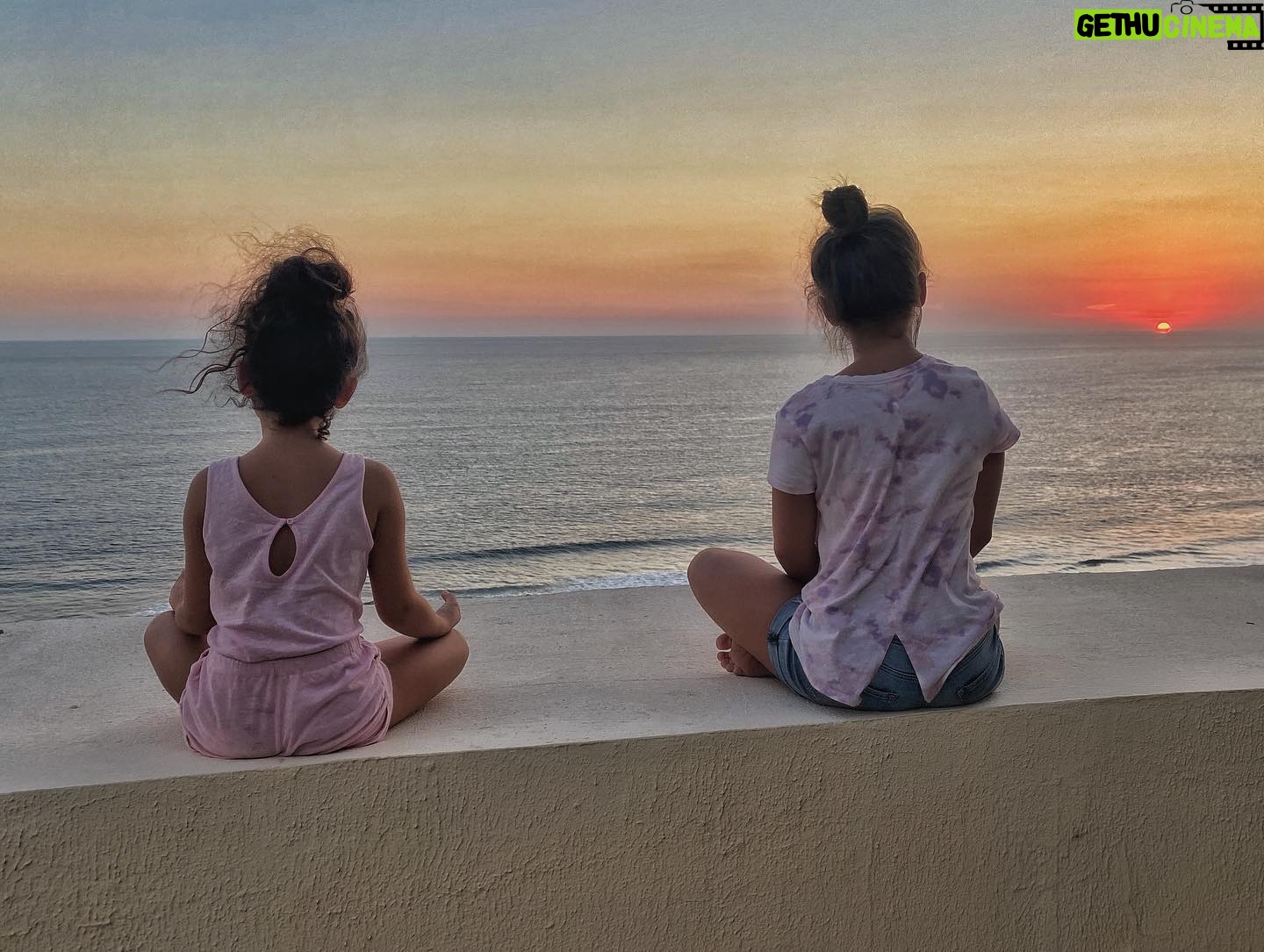 Bárbara Mori Instagram - Si, es verdad que vivimos en un mundo caótico donde las fuerzas operadas desde el miedo han generado mucha desconexión, con esta inmensa ambición por el poder en la que está sumergida la humanidad. Cada vez hay más pobreza, más desigualdad, más separación y más miedo. Llevamos siglos siendo dominados por el ego y con esta necesidad humana de sobrevivir tanta crueldad. Los intereses políticos y económicos nos han llevado a esta incertidumbre donde la oscuridad se hace más tangible. Todo eso ocurre y es cada vez mas contundente. . Lo interesante de esta vida es que esa no es nuestra única realidad. También existe la fuerza del amor, la unión, la compasión, la creación, la armonía, la gratitud. Todo eso también está a nuestro alcance, también tenemos la capacidad de reconocerlo si salimos de nuestra limitación, de la manera lineal en la que hemos ido desarrollando nuestra percepción. Es nuestra elección, nosotros decidimos a que realidad le vamos a dedicar nuestra atención, que deseamos alimentar, que permitimos que se manifieste ante nuestros ojos. Que semillas estás plantando para tu futuro? La transformación requiere, paciencia, esfuerzo, dedicación, compromiso, entrega y mucho, mucho amor. Si no puedes con las crueldades de este mundo que hemos creado, deja de poner tu atención afuera, en lo que está pasando y trata de atender los asuntos del corazón. Tal vez cambiando tu mirada descubras un nuevo mundo que te ayude a transitar todo aquello que pone a prueba nuestra capacidad para crear nuevas posibilidades. Tal ves lo que necesitas es comenzar a escuchar tu corazón.
