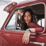Bárbara Mori Instagram – Cuando venimos al mundo, nacemos puros, somos pura luz, somos AMOR. Conforme vamos creciendo nos llenamos de pensamientos que le van dando forma a nuestra manera de percibir el entorno. Ideas, creencias, conceptos. Lo que está bien, lo que está mal, lo que es aceptado y lo que no. Nos enfrentamos a diferentes experiencias, que nos marcan para siempre mientras se va modificando nuestra manera de pensar, positivamente y negativamente. El mundo amenaza constantemente nuestra existencia y por consiguiente vamos generando heridas que muchas veces se convierten en traumas que rigen nuestro comportamiento. Si no le ponemos atención a esos traumas, generamos un patrón de pensamiento limitado que determina nuestra forma de relacionarnos con el mundo y con nosotros mismos. Y por lo tanto nuestra experiencia aquí en la tierra se vuelve limitada a lo que conocemos. Y sufrimos, nos frustramos y nos llenamos de miedo y vivir desde el miedo hace nuestra existencia confusa, dolorosa, amarga, insoportable. Lo que pensamos construye nuestra realidad, tú decides a qué le das ese poder.

Para salir de esa limitación, te invito a que descubras qué hay en tu interior, para que puedas trascender las barreras mentales que tú mismo te pusiste, y seas capaz de liberarte de la prisión mental, esa en la que vive la mayoría de la humanidad. Somos mucho más de lo que pensamos que somos. Cambia la manera en la que miras al mundo, y entrégate a la tarea de cambiar tus pensamientos, quita el juicio. Mírate a los ojos y observa lo qué hay en tu interior, atiéndete. Ámate.
El día que te ames de verdad, dejarás de juzgar y comprenderás que todo es como tiene que ser para la evolución del TODO. Porque esto no se trata de uno, se trata de todos. Que tengan una linda semana. ❤️

📸 by @_kbocanegra