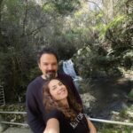 Bárbara Mori Instagram - Himenoi. El pueblo donde nació y creció mi abuelo, Saburo Mori. Se encuentra al sur oeste de Kōchi, en Japón. Mori viene de Japón y significa BOSQUE. Había dentro de mi un llamado a re conectar con mi origen, a recordar de donde vengo, honrar a Saburo con quien crecí y sanar mi linaje. De alguna forma mágica ir en busca de nuestras raíces y conectar con nuestros ancestros, nos transforma, nos libera, nos aligera el peso. Mi sangre está impregnada de sus formas. Mi abuelo en cada esquina resurgía. Una parte mía importante, es de allá. Su cultura, sus templos, su olor, sus flores. Nos recibieron todos con el corazón abierto, así como llegamos nosotros dispuestos a recibir. Yo sabía que iba a recuperar algo que nos pertenece. Mis hermanos también. Estábamos seguros. Y un sin fin de detalles. Así como lo envuelven todo desde el amor y el cuidado hacia el otro, así mismo, con papel colorido y estampado, envolvieron mi corazón con cada hallazgo. Hospitalarios, amorosos y serviciales. Conocimos muchas personas que queríamos llevarnos a casa por la ternura con la que nos trataban, por lo bello de sus actos. Dos angelitos que pusieron en nuestro camino, Mayuko y Martin que de la mano nos llevaron a recorrer ese camino de regreso a casa, a mi y a mis hermanos, pues traía a cada uno en un bolsillo. Fer, compañero inseparable, caminó a mi lado cada paso y se maravilló junto conmigo por todo lo que esas tierras nos ofrecieron. Me contuvo como un guardián protector del bosque. Gracias a todos los seres de luz que me acompañaron en esta búsqueda. Gracias a la LUNA por ser ese faro e iluminar siempre mi camino. @elrovzar @lapkenya @kintaromusic