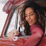 Bárbara Mori Instagram – Cuando venimos al mundo, nacemos puros, somos pura luz, somos AMOR. Conforme vamos creciendo nos llenamos de pensamientos que le van dando forma a nuestra manera de percibir el entorno. Ideas, creencias, conceptos. Lo que está bien, lo que está mal, lo que es aceptado y lo que no. Nos enfrentamos a diferentes experiencias, que nos marcan para siempre mientras se va modificando nuestra manera de pensar, positivamente y negativamente. El mundo amenaza constantemente nuestra existencia y por consiguiente vamos generando heridas que muchas veces se convierten en traumas que rigen nuestro comportamiento. Si no le ponemos atención a esos traumas, generamos un patrón de pensamiento limitado que determina nuestra forma de relacionarnos con el mundo y con nosotros mismos. Y por lo tanto nuestra experiencia aquí en la tierra se vuelve limitada a lo que conocemos. Y sufrimos, nos frustramos y nos llenamos de miedo y vivir desde el miedo hace nuestra existencia confusa, dolorosa, amarga, insoportable. Lo que pensamos construye nuestra realidad, tú decides a qué le das ese poder.
Para salir de esa limitación, te invito a que descubras qué hay en tu interior, para que puedas trascender las barreras mentales que tú mismo te pusiste, y seas capaz de liberarte de la prisión mental, esa en la que vive la mayoría de la humanidad. Somos mucho más de lo que pensamos que somos. Cambia la manera en la que miras al mundo, y entrégate a la tarea de cambiar tus pensamientos, quita el juicio. Mírate a los ojos y observa lo qué hay en tu interior, atiéndete. Ámate.
El día que te ames de verdad, dejarás de juzgar y comprenderás que todo es como tiene que ser para la evolución del TODO. Porque esto no se trata de uno, se trata de todos. Que tengan una linda semana. ❤️
📸 by @_kbocanegra