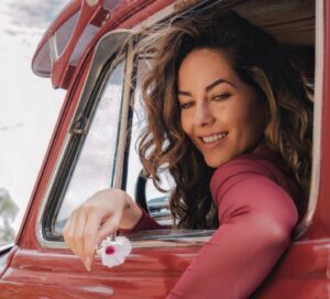 Bárbara Mori Instagram - Cuando venimos al mundo, nacemos puros, somos pura luz, somos AMOR. Conforme vamos creciendo nos llenamos de pensamientos que le van dando forma a nuestra manera de percibir el entorno. Ideas, creencias, conceptos. Lo que está bien, lo que está mal, lo que es aceptado y lo que no. Nos enfrentamos a diferentes experiencias, que nos marcan para siempre mientras se va modificando nuestra manera de pensar, positivamente y negativamente. El mundo amenaza constantemente nuestra existencia y por consiguiente vamos generando heridas que muchas veces se convierten en traumas que rigen nuestro comportamiento. Si no le ponemos atención a esos traumas, generamos un patrón de pensamiento limitado que determina nuestra forma de relacionarnos con el mundo y con nosotros mismos. Y por lo tanto nuestra experiencia aquí en la tierra se vuelve limitada a lo que conocemos. Y sufrimos, nos frustramos y nos llenamos de miedo y vivir desde el miedo hace nuestra existencia confusa, dolorosa, amarga, insoportable. Lo que pensamos construye nuestra realidad, tú decides a qué le das ese poder.

Para salir de esa limitación, te invito a que descubras qué hay en tu interior, para que puedas trascender las barreras mentales que tú mismo te pusiste, y seas capaz de liberarte de la prisión mental, esa en la que vive la mayoría de la humanidad. Somos mucho más de lo que pensamos que somos. Cambia la manera en la que miras al mundo, y entrégate a la tarea de cambiar tus pensamientos, quita el juicio. Mírate a los ojos y observa lo qué hay en tu interior, atiéndete. Ámate.
El día que te ames de verdad, dejarás de juzgar y comprenderás que todo es como tiene que ser para la evolución del TODO. Porque esto no se trata de uno, se trata de todos. Que tengan una linda semana. ❤️

📸 by @_kbocanegra