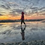 Bárbara Mori Instagram – Y cuando menos me lo esperaba la vida me dio un sacudidón!
Gran año, lleno de sueños cumplidos, porque todo el universo conspiró para que florecieran, retos transcurridos cargados de una confusa nube negra que me alejaba cada vez más de ese balance que había logrado alcanzar a mis 45 años, y una vorágine de emociones que ardían por el calor de las brazas que las acompañaron. Por momentos me perdí en el miedo que mi ego alimentaba por no poder regresar a ese equilibrio que todo mi ser había encontrado y otros momentos me sostenía en pie aferrada a la firmeza que habita en mi corazón que hoy logro reconocer. Y mientras todo eso me sucedía, me observaba. Me observaba transitar desde la consciencia ya que he aprendido a no juzgar mi proceso. 

En este momento aquí y ahora, honro mi camino. Agradezco el revolcar de las olas que este misterioso lugar ofrece en servicio a nuestra transformación, porque mientras era arrastrada, un jardín floreado con los colores más brillantes se hacía presente y no me sentía sola. Dicen que después de la tormenta viene la calma. Ahora estoy en calma. Recibiendo, con el corazón abierto.

Es hermoso ser humano cuando atraviesas los pantanos desde la consciencia. 

Deseo un mundo más amoroso para todos, una humanidad cada día más consciente, deseo que esa luz que habita en cada uno de nosotros brille cada día con más fuerza para que podamos como humanidad co crear juntos ese amor que todos merecemos para seguir experimentándonos.
Feliz vida 2023.