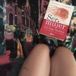 Bárbara Mori Instagram - Mujer. Bella, amorosa, valiente, guerrera, resiliente. No te pierdas de este libro. Te lo súper recomiendo, es una joya para las mujeres de todos los tiempos. Ser mujer. Un viaje heroico. Maureen Murdock “El reto para la mujer heroica no es el de la conquista, sino el de la aceptación, la aceptación de sus partes innombrables y no queridas, se han vuelto tiranas por haberlas ignorado. No podemos ir por la vida a ciegas. Tenemos que examinar todas las partes conflictivas de nosotros mismos. Cada uno de nosotros tiene dragones que acechan en las sombras. El desafío, según Edward Whitmont, requiere “ la fuerza suficiente para mantener la conciencia y el sufrimiento del conflicto, y ser capaz de rendirse a él “. Es tarea de la mujer heroica iluminar al mundo por medio de su amor, empezando por ella misma.” Maureen Murdock.