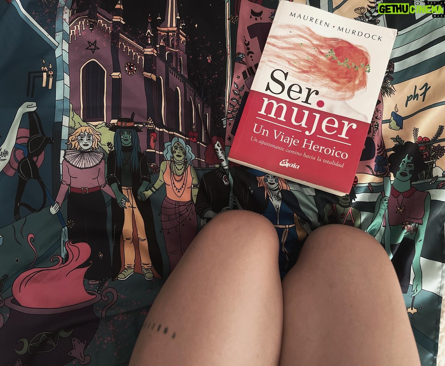 Bárbara Mori Instagram - Mujer. Bella, amorosa, valiente, guerrera, resiliente. No te pierdas de este libro. Te lo súper recomiendo, es una joya para las mujeres de todos los tiempos. Ser mujer. Un viaje heroico. Maureen Murdock “El reto para la mujer heroica no es el de la conquista, sino el de la aceptación, la aceptación de sus partes innombrables y no queridas, se han vuelto tiranas por haberlas ignorado. No podemos ir por la vida a ciegas. Tenemos que examinar todas las partes conflictivas de nosotros mismos. Cada uno de nosotros tiene dragones que acechan en las sombras. El desafío, según Edward Whitmont, requiere “ la fuerza suficiente para mantener la conciencia y el sufrimiento del conflicto, y ser capaz de rendirse a él “. Es tarea de la mujer heroica iluminar al mundo por medio de su amor, empezando por ella misma.” Maureen Murdock.