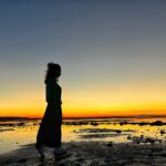 Bárbara Mori Instagram – Y cuando menos me lo esperaba la vida me dio un sacudidón!
Gran año, lleno de sueños cumplidos, porque todo el universo conspiró para que florecieran, retos transcurridos cargados de una confusa nube negra que me alejaba cada vez más de ese balance que había logrado alcanzar a mis 45 años, y una vorágine de emociones que ardían por el calor de las brazas que las acompañaron. Por momentos me perdí en el miedo que mi ego alimentaba por no poder regresar a ese equilibrio que todo mi ser había encontrado y otros momentos me sostenía en pie aferrada a la firmeza que habita en mi corazón que hoy logro reconocer. Y mientras todo eso me sucedía, me observaba. Me observaba transitar desde la consciencia ya que he aprendido a no juzgar mi proceso. 

En este momento aquí y ahora, honro mi camino. Agradezco el revolcar de las olas que este misterioso lugar ofrece en servicio a nuestra transformación, porque mientras era arrastrada, un jardín floreado con los colores más brillantes se hacía presente y no me sentía sola. Dicen que después de la tormenta viene la calma. Ahora estoy en calma. Recibiendo, con el corazón abierto.

Es hermoso ser humano cuando atraviesas los pantanos desde la consciencia. 

Deseo un mundo más amoroso para todos, una humanidad cada día más consciente, deseo que esa luz que habita en cada uno de nosotros brille cada día con más fuerza para que podamos como humanidad co crear juntos ese amor que todos merecemos para seguir experimentándonos.
Feliz vida 2023.