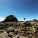 Bárbara Mori Instagram - Himenoi. El pueblo donde nació y creció mi abuelo, Saburo Mori. Se encuentra al sur oeste de Kōchi, en Japón. Mori viene de Japón y significa BOSQUE. Había dentro de mi un llamado a re conectar con mi origen, a recordar de donde vengo, honrar a Saburo con quien crecí y sanar mi linaje. De alguna forma mágica ir en busca de nuestras raíces y conectar con nuestros ancestros, nos transforma, nos libera, nos aligera el peso. Mi sangre está impregnada de sus formas. Mi abuelo en cada esquina resurgía. Una parte mía importante, es de allá. Su cultura, sus templos, su olor, sus flores. Nos recibieron todos con el corazón abierto, así como llegamos nosotros dispuestos a recibir. Yo sabía que iba a recuperar algo que nos pertenece. Mis hermanos también. Estábamos seguros. Y un sin fin de detalles. Así como lo envuelven todo desde el amor y el cuidado hacia el otro, así mismo, con papel colorido y estampado, envolvieron mi corazón con cada hallazgo. Hospitalarios, amorosos y serviciales. Conocimos muchas personas que queríamos llevarnos a casa por la ternura con la que nos trataban, por lo bello de sus actos. Dos angelitos que pusieron en nuestro camino, Mayuko y Martin que de la mano nos llevaron a recorrer ese camino de regreso a casa, a mi y a mis hermanos, pues traía a cada uno en un bolsillo. Fer, compañero inseparable, caminó a mi lado cada paso y se maravilló junto conmigo por todo lo que esas tierras nos ofrecieron. Me contuvo como un guardián protector del bosque. Gracias a todos los seres de luz que me acompañaron en esta búsqueda. Gracias a la LUNA por ser ese faro e iluminar siempre mi camino. @elrovzar @lapkenya @kintaromusic