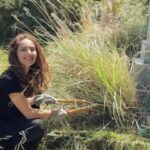 Bárbara Mori Instagram - Himenoi. El pueblo donde nació y creció mi abuelo, Saburo Mori. Se encuentra al sur oeste de Kōchi, en Japón. Mori viene de Japón y significa BOSQUE. Había dentro de mi un llamado a re conectar con mi origen, a recordar de donde vengo, honrar a Saburo con quien crecí y sanar mi linaje. De alguna forma mágica ir en busca de nuestras raíces y conectar con nuestros ancestros, nos transforma, nos libera, nos aligera el peso. Mi sangre está impregnada de sus formas. Mi abuelo en cada esquina resurgía. Una parte mía importante, es de allá. Su cultura, sus templos, su olor, sus flores. Nos recibieron todos con el corazón abierto, así como llegamos nosotros dispuestos a recibir. Yo sabía que iba a recuperar algo que nos pertenece. Mis hermanos también. Estábamos seguros. Y un sin fin de detalles. Así como lo envuelven todo desde el amor y el cuidado hacia el otro, así mismo, con papel colorido y estampado, envolvieron mi corazón con cada hallazgo. Hospitalarios, amorosos y serviciales. Conocimos muchas personas que queríamos llevarnos a casa por la ternura con la que nos trataban, por lo bello de sus actos. Dos angelitos que pusieron en nuestro camino, Mayuko y Martin que de la mano nos llevaron a recorrer ese camino de regreso a casa, a mi y a mis hermanos, pues traía a cada uno en un bolsillo. Fer, compañero inseparable, caminó a mi lado cada paso y se maravilló junto conmigo por todo lo que esas tierras nos ofrecieron. Me contuvo como un guardián protector del bosque. Gracias a todos los seres de luz que me acompañaron en esta búsqueda. Gracias a la LUNA por ser ese faro e iluminar siempre mi camino. @elrovzar @lapkenya @kintaromusic