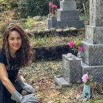 Bárbara Mori Instagram - Himenoi. El pueblo donde nació y creció mi abuelo, Saburo Mori. Se encuentra al sur oeste de Kōchi, en Japón. Mori viene de Japón y significa BOSQUE. Había dentro de mi un llamado a re conectar con mi origen, a recordar de donde vengo, honrar a Saburo con quien crecí y sanar mi linaje. De alguna forma mágica ir en busca de nuestras raíces y conectar con nuestros ancestros, nos transforma, nos libera, nos aligera el peso. Mi sangre está impregnada de sus formas. Mi abuelo en cada esquina resurgía. Una parte mía importante, es de allá. Su cultura, sus templos, su olor, sus flores. Nos recibieron todos con el corazón abierto, así como llegamos nosotros dispuestos a recibir. Yo sabía que iba a recuperar algo que nos pertenece. Mis hermanos también. Estábamos seguros. Y un sin fin de detalles. Así como lo envuelven todo desde el amor y el cuidado hacia el otro, así mismo, con papel colorido y estampado, envolvieron mi corazón con cada hallazgo. Hospitalarios, amorosos y serviciales. Conocimos muchas personas que queríamos llevarnos a casa por la ternura con la que nos trataban, por lo bello de sus actos. Dos angelitos que pusieron en nuestro camino, Mayuko y Martin que de la mano nos llevaron a recorrer ese camino de regreso a casa, a mi y a mis hermanos, pues traía a cada uno en un bolsillo. Fer, compañero inseparable, caminó a mi lado cada paso y se maravilló junto conmigo por todo lo que esas tierras nos ofrecieron. Me contuvo como un guardián protector del bosque. Gracias a todos los seres de luz que me acompañaron en esta búsqueda. Gracias a la LUNA por ser ese faro e iluminar siempre mi camino. @elrovzar @lapkenya @kintaromusic