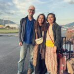 Bárbara Mori Instagram - Himenoi. El pueblo donde nació y creció mi abuelo, Saburo Mori. Se encuentra al sur oeste de Kōchi, en Japón. Mori viene de Japón y significa BOSQUE. Había dentro de mi un llamado a re conectar con mi origen, a recordar de donde vengo, honrar a Saburo con quien crecí y sanar mi linaje. De alguna forma mágica ir en busca de nuestras raíces y conectar con nuestros ancestros, nos transforma, nos libera, nos aligera el peso. Mi sangre está impregnada de sus formas. Mi abuelo en cada esquina resurgía. Una parte mía importante, es de allá. Su cultura, sus templos, su olor, sus flores. Nos recibieron todos con el corazón abierto, así como llegamos nosotros dispuestos a recibir. Yo sabía que iba a recuperar algo que nos pertenece. Mis hermanos también. Estábamos seguros. Y un sin fin de detalles. Así como lo envuelven todo desde el amor y el cuidado hacia el otro, así mismo, con papel colorido y estampado, envolvieron mi corazón con cada hallazgo. Hospitalarios, amorosos y serviciales. Conocimos muchas personas que queríamos llevarnos a casa por la ternura con la que nos trataban, por lo bello de sus actos. Dos angelitos que pusieron en nuestro camino, Mayuko y Martin que de la mano nos llevaron a recorrer ese camino de regreso a casa, a mi y a mis hermanos, pues traía a cada uno en un bolsillo. Fer, compañero inseparable, caminó a mi lado cada paso y se maravilló junto conmigo por todo lo que esas tierras nos ofrecieron. Me contuvo como un guardián protector del bosque. Gracias a todos los seres de luz que me acompañaron en esta búsqueda. Gracias a la LUNA por ser ese faro e iluminar siempre mi camino. @elrovzar @lapkenya @kintaromusic
