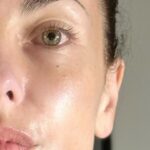 Bárbara Mori Instagram – Somos un canal. Todos los seres humanos somos un canal que nos conecta con todo lo que existe, un canal que recibe y manda información a través de una red que lo conecta todo. Un canal por donde circula energía cósmica, que tiene una vibración, ésta vibración depende del alimento  que reciba nuestro vehículo (nuestro cuerpo) a través de nuestros sentidos. 
Es un vehículo que nos permite transitar este recorrido aquí en la tierra y aunque hemos aprendido a reconocernos limitados, cuando nos conectamos con ese canal, nos volvemos multidimensionales y desde esa multidimensionalidad podemos acceder a la sabiduría de nuestro máximo potencial espiritual, el cual nos proporciona todas las herramientas para hacer de este recorrido uno más amoroso y con consciencia y así liberarnos de la mente estrecha y limitante de este preciado vehículo. 
Cuidar nuestro cuerpo nos permite prepararnos de una mejor forma para lo que viene. Para la siguiente experiencia, para nuestra constante evolución. 
Transita de la mano de tu ser interno. Conecta con tus emociones y obsérvalas con cuidado, sin convertirte en ellas para que puedas liberarte de la prisión mental y condicionada por las múltiples variables que nos acompañan constantemente. Solo así podremos aportar a este mundo lo mejor de cada uno de nosotros. 
Agradezco y honro mi camino aquí en la tierra.