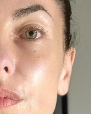 Bárbara Mori Instagram - Somos un canal. Todos los seres humanos somos un canal que nos conecta con todo lo que existe, un canal que recibe y manda información a través de una red que lo conecta todo. Un canal por donde circula energía cósmica, que tiene una vibración, ésta vibración depende del alimento  que reciba nuestro vehículo (nuestro cuerpo) a través de nuestros sentidos. 
Es un vehículo que nos permite transitar este recorrido aquí en la tierra y aunque hemos aprendido a reconocernos limitados, cuando nos conectamos con ese canal, nos volvemos multidimensionales y desde esa multidimensionalidad podemos acceder a la sabiduría de nuestro máximo potencial espiritual, el cual nos proporciona todas las herramientas para hacer de este recorrido uno más amoroso y con consciencia y así liberarnos de la mente estrecha y limitante de este preciado vehículo. 
Cuidar nuestro cuerpo nos permite prepararnos de una mejor forma para lo que viene. Para la siguiente experiencia, para nuestra constante evolución. 
Transita de la mano de tu ser interno. Conecta con tus emociones y obsérvalas con cuidado, sin convertirte en ellas para que puedas liberarte de la prisión mental y condicionada por las múltiples variables que nos acompañan constantemente. Solo así podremos aportar a este mundo lo mejor de cada uno de nosotros. 
Agradezco y honro mi camino aquí en la tierra.
