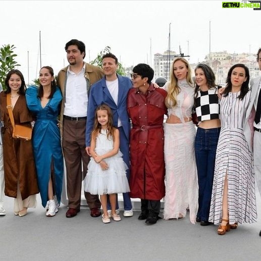Bárbara Mori Instagram - “Perdidos en la noche.” Ha sido un viaje extraordinario desde la primer llamada que recibí de Amat. Anoche presentamos la película en @festivaldecannes y la respuesta del público que nos acompañó, fue muy conmovedora, la recibieron con una ovación que duró varios minutos. Jamás había vivido algo así. Gracias #AmatEscalante @delapezafernanda @nicocelismx por esta oportunidad. ❤️ @tatianamabo hiciste falta. @alexsugich 👊🏼