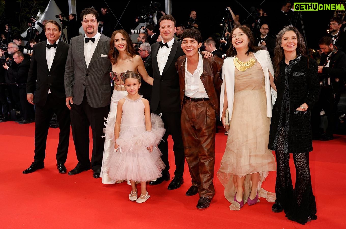 Bárbara Mori Instagram - “Perdidos en la noche.” Ha sido un viaje extraordinario desde la primer llamada que recibí de Amat. Anoche presentamos la película en @festivaldecannes y la respuesta del público que nos acompañó, fue muy conmovedora, la recibieron con una ovación que duró varios minutos. Jamás había vivido algo así. Gracias #AmatEscalante @delapezafernanda @nicocelismx por esta oportunidad. ❤️ @tatianamabo hiciste falta. @alexsugich 👊🏼