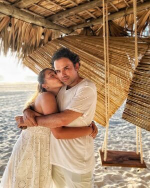 Bárbara Mori Instagram - Good times!
Amor, luz, consciencia, armonía, equilibrio, risas, alegría, trabajo personal, evolución, transformación. Esos son mis deseos para esta humanidad de la que formamos parte todos. Que encuentren ese deseo profundo que habita en sus corazones. 
❤️ Feliz 2023❤️