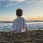Bárbara Mori Instagram – Ha llegado el momento.
No esperes más, deja atrás ese pensamiento limitante y atrévete a saltar. Camina con pasos firmes hacia tu liberación. 
Que esperas? No existe nada más importante que el deseo profundo en tu interior el cual te lleva hacia la realización del ser, desde el amor y la conciencia que habitan en ti. 
Puedes mirarte de frente en el espejo, como si se detuviera el tiempo? Puedes observarte con amor? Puedes abrazar tu cuerpo como si fuera un templo sagrado que te ha permitido transitar este camino? Hazlo. Y verás el poder del amor manifestarse ante tus ojos, ante tu alma y tu espíritu. El amor tiene el poder de transformar el miedo, el amor tiene el poder de transformarlo todo. Solo tienes que sentirlo. Abraza tu miedo, envuélvelo de amor. Ama todo de ti, tu luz y tu sombra. Tu sombra también ha sido necesaria para tu camino. Sin ella no hay crecimiento. Reconócela cómo una parte necesaria para tu evolución y abrázala nuevamente. Decide distinto. Comprométete con tu bienestar, lo que sea que esto signifique dejar atrás. Primero estás tú, tú bienestar.  De ahí parte todo aquello que le das al mundo. Vuelve y mírate al espejo, reconócete cómo un ser sabio que te ha traído hasta este momento en el tiempo. Agradece todo lo que has tenido que pasar para estar aquí, pues todas aquellas experiencias que has superado te han fortalecido, permite que su poder se manifieste en ti. Y úsalo para seguir. Pues el aprendizaje no cesa. 
Y recuerda: Tú lo escogiste.
