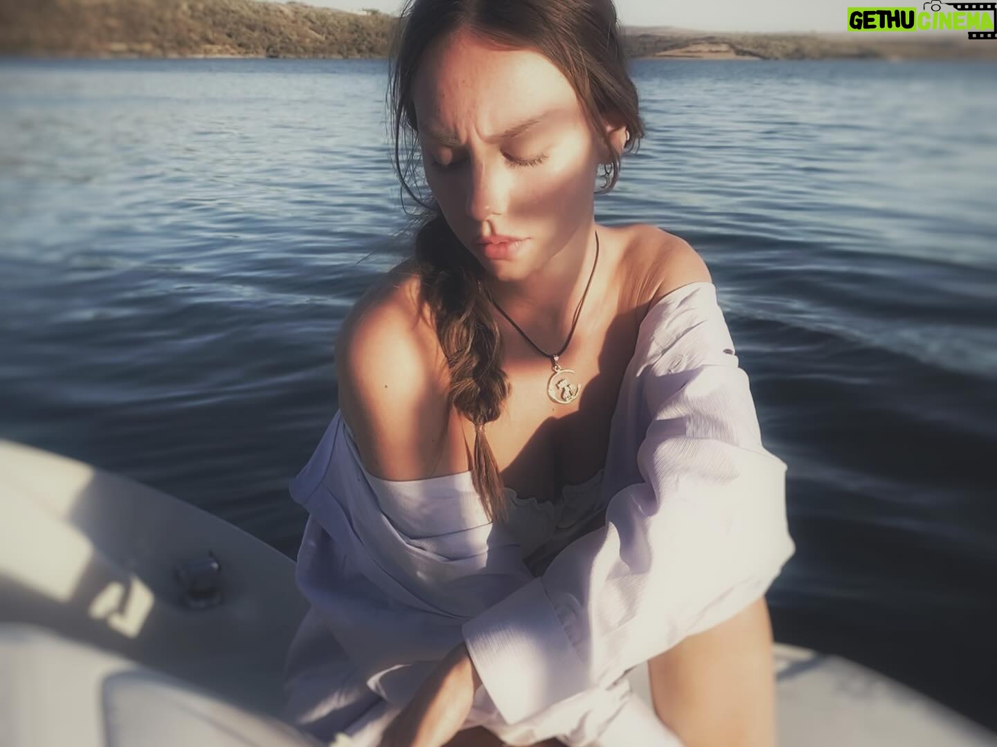 Bárbara Mori Instagram - “Perdidos en la noche” Una bellisima oportunidad como artistas para entrar en nuestra humanidad y dejar volar la creatividad a través de personajes complejos, victimas de un sistema retorcido y violento que atenta contra la psique del ser humano. Ya está en Netflix! Si no las has visto, que esperas? El cine de @amatescalante estremece las fibras humanas hasta el último rincón de nuestro hermoso ser y nos confronta con una realidad escalofriante. Este proyecto fue uno de esos tesoros en mi vida que me transformó a profundidad. ❤️ Un equipo tan… pero tan talentoso y amoroso. NO SE LA PIERDAN! 😉✨
