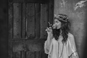 Bárbara Mori Instagram - No importa cuanto cueste la vida.
Ten la certeza de que aquello que estás viviendo, pasará, se transformará, te transformará y es por ello que lo estás atravesando. Sigue, no pares. Atiende los asuntos del corazón. Comprende que tu mente te hace creer ciertos patrones de pensamiento que haz desarrollado por las experiencias que haz enfrentado, nada es determinante, todo está en constante movimiento. Aquellas creencias que en su momento desarrollaste, como una estrategia para defenderte ante el mundo puede que hoy te estorben para construir la vida que deseas. 
Deja atrás todo aquello que sientas que te impide avanzar y ábrele paso a nuevas posibilidades para que puedas comprender el mundo desde otra perspectiva. Abre tu corazón y recibe, la vida nos ocurre para que podamos descubrirnos. Mientras más te dejes ir, más cerca estarás de reencontrarte contigo mismo desde ese poder interior que solo despliega sus alas cuando te atreves a mirarlo sin miedo. Abre tus alas y vuela alto, hacia lo desconocido, que eso siempre trae crecimiento y transformación. 

📸by @_kbocanegra