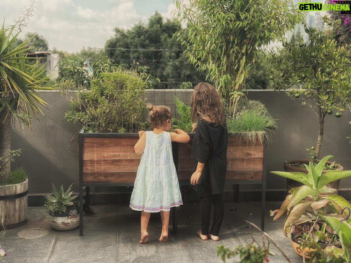 Bárbara Mori Instagram - Busca en el mundo todo aquello que te provoque sentimientos de admiración y reverencia. Sienna y Mila.