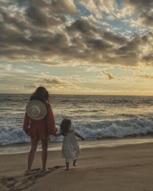 Bárbara Mori Instagram - Good times!
Amor, luz, consciencia, armonía, equilibrio, risas, alegría, trabajo personal, evolución, transformación. Esos son mis deseos para esta humanidad de la que formamos parte todos. Que encuentren ese deseo profundo que habita en sus corazones. 
❤️ Feliz 2023❤️