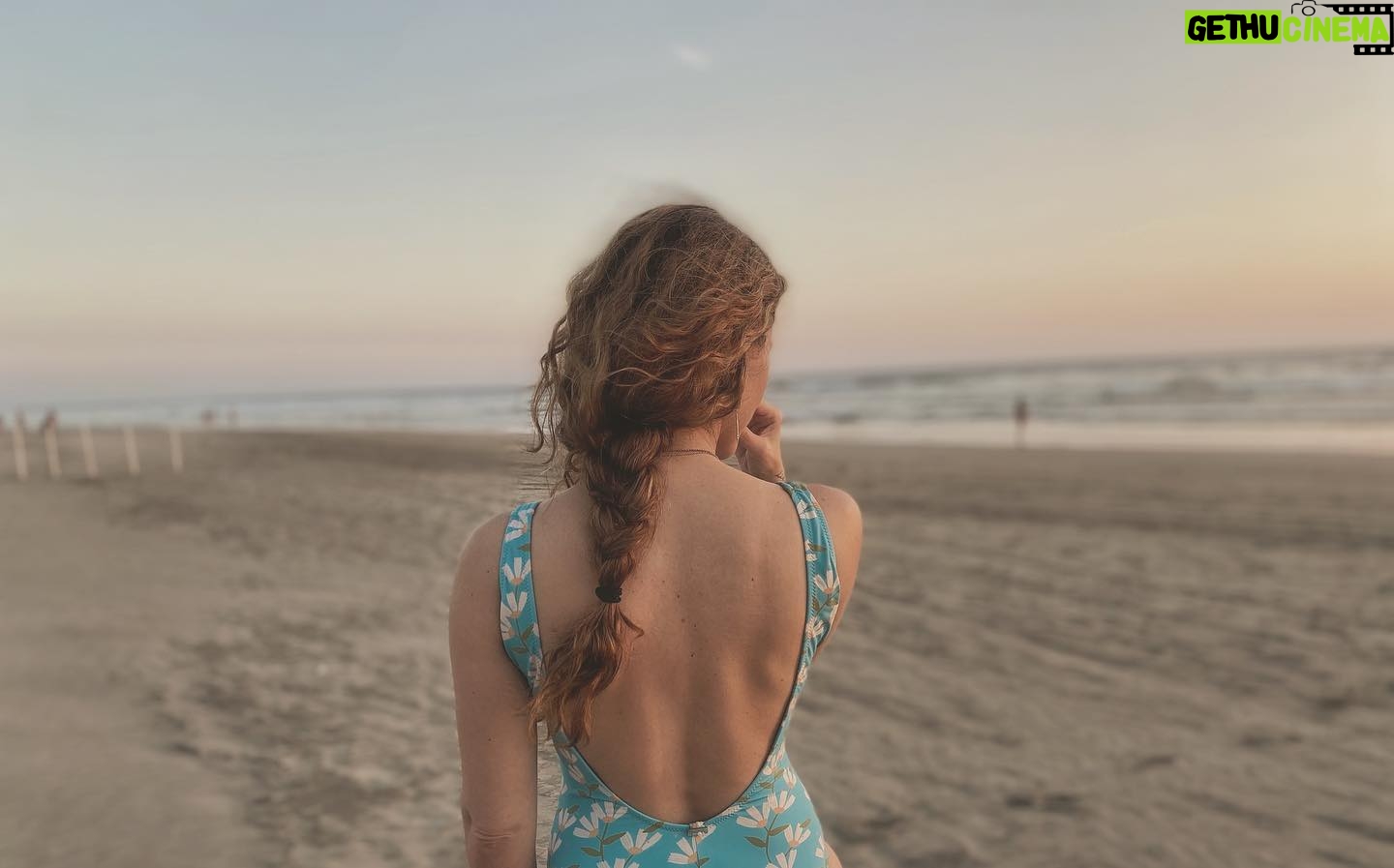 Bárbara Mori Instagram - Conviértete en el observador de tu propia vida. Contémplala y haz los cambios necesarios para construir tu propia vida como a ti te gustaría vivirla. Tómate el tiempo para escuchar a tu corazón y vivir con consciencia. El mundo nos necesita amorosos, conscientes y responsables. Así que dedícate a sanar tu corazón para que tus pensamientos nocivos desaparezcan y puedas amarte sin juicio. Mientras más feliz seas tú, más feliz será nuestro mundo. Linda semana. 🫀🌸