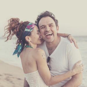 Bárbara Mori Instagram - Celebro tu vida, tu existencia en la mía.
Agradezco profundamente ser tu compañera en este camino. Agradezco ser testigo cada día de tus logros y de la forma tan sabia que tienes de andar, y transitar este mundo. Agradezco estar a tu lado porque te aprendo y me haces ser una mejor versión todos los días. 

Feliz cumpleaños amor mío! Te amo ❤️
@elrovzar
