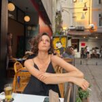 Büşra Develi Instagram - İlk fotoğraf ve son fotoğraf arasında bir yerdeyim