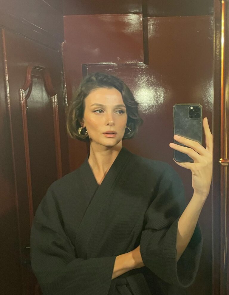 Büşra Develi Instagram - 💕 @netflixturkiye