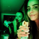 Büşra Pekin Instagram - Dancing & eating w friends.