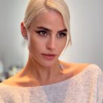 Büşra Pekin Instagram - Sondaki fotoğraf makyajın ilk adımı 😅 Ben de ilk defa denedim. Ciddi aydınlık verdi. 👌🏼💫