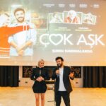 Büşra Pekin Instagram - ‘Çok Aşk’ için yaptığımız, katıldığımız seyircili gösterimlerin hepsi birbirinden kıymetli. Geçtiğimiz hafta büyüdüğüm şehir İzmir’deydik. Benim ‘Çok Aşk’ım İzmir kucakladı bizi. İzlediniz mi filmimizi?❣️