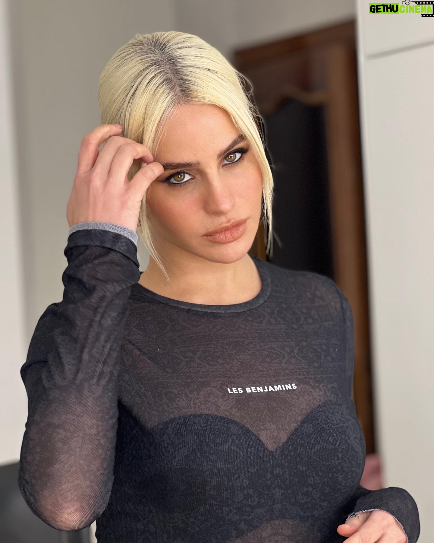 Büşra Pekin Instagram - Make up / Fotoğraf @gamzeteq Edit program @faceapp *Fotoğraflarda filtre kullanılmıştır.