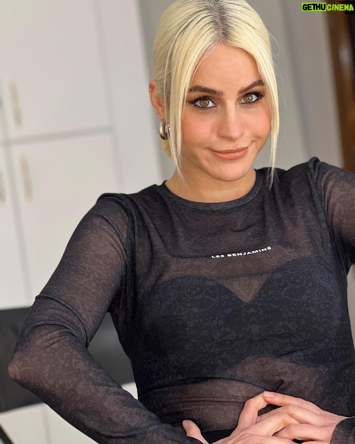 Büşra Pekin Instagram - Make up / Fotoğraf @gamzeteq Edit program @faceapp *Fotoğraflarda filtre kullanılmıştır.