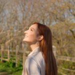 Başak Gümülcinelioğlu Instagram – Ben Başak. Adım ağaçtan, topraktan. Anneannem büyüttü beni, küçükken beni en çok bulduğu yerler : ağaçların tepeleriydi. Ağaçlar bana hep kendimi ve onu hatırlatır gibi hissederim. 
Benim ağacım, ailem. Kendimi sevme hikayemin, en köklendiğim parçası. 
Sen de kendini bul, kendini sev. 🌳 

#BeLove #ShotForPandora @theofficalpandora
#işbirliği