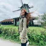 Başak Gümülcinelioğlu Instagram - Yel değirmenleri, rüzgar enerjisi, sürdürülebilir kaynaklar, dünya, yeşil renk, ve sadece yeşil renk, belki biraz siyah, birazcık da beyaz, turistik bir köy , ahşap ayakkabılar, her şeyli pancakeler, Çağrı’nın yemek heyecanı, peynirler peynirler, Henri Willig ve minik oğlu, kazlar, kuşlar, köpekler, doğal flora, orada yaşayan 7 aile ve 300 küsür kişi, yıllardır aynı meslekleri aynı kalite ve özenle devam ettirmek, Monet nin ruhunun dokunması ve boyadığı tek mavi ev, akordeon çalan müthiş tatlı amca ve arkadaşı çağrı, üzerine düşünülecek yüzlerce binlerce şey, rüzgar, kafayı yukarı kaldırarak yürümek ve her dakikasında uçmadığına şükreden ben. Dönüyoruz, tüm Amsterdam notlarımı bir post ve öne çıkanlar listesi yapacağıma dair söz vermiştim. Tutacağım, söz 🪬🤍