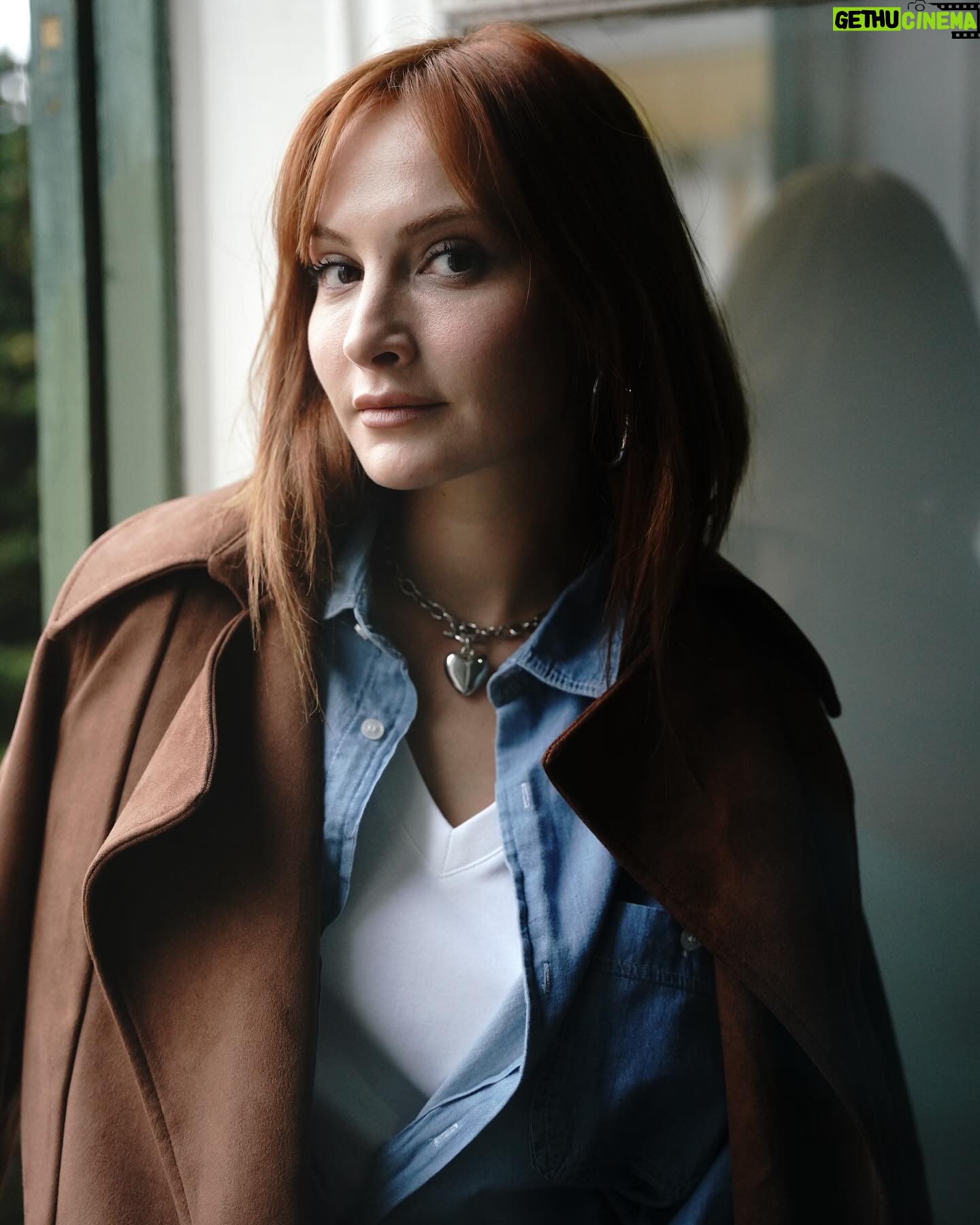Başak Gümülcinelioğlu Instagram - Bugün #BirDerdimVar ın 4. Bölümü yayınlanıyor. Bu fotoğrafları dizimizi anlatmak için verdiğim röportajım için @cepliadam çekti. Öyle severek, inanarak, emek ederek çektiğimiz bir iş ki. İster 6 bölüm ister 60 bölüm sürsün. Her anından cebinize ve gönlünüze koyacağınız dersler çıkar, şifa bulursunuz… Her zaman arkasındayım, her zaman da olacağım. ♥️ @birderdimvardizi