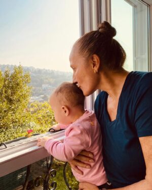 Başak Gümülcinelioğlu Instagram - Ben hayatta en çok seni görmeyi, sana dönmeyi, sana benzemeyi sevdiğimi fark ettim… İyi ki doğdun annem, hayatımın ilk şükür sebebi sensin. Varlığın paha biçilemez bir ışık, hayatlarımızın Neşesisin. Allah seni yanımızdan, canımızdan eksik etmesin 🤍 @nsgmlcnli 🧿 
(Son fotoğrafı içimiz ısınsın, yüzümüze bir gülücük gelsin, ne kadar şanslı olduğumuzu hatırlayalım diye koydum. Öyle yapalım 😌)