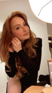 Başak Gümülcinelioğlu Instagram - 2024 ‘ün ilk gününden merhaba 🫶🏻 Giyindik, süslendik, yepyeni umutlarla kutlamalara başladık. Ama yaptığımız saçlar asla bu şekilde kalmadı. Ajjsjajan Öncelikle bu bilinsin isterim 🤓 Nasıldı yılbaşı geceniz? Kendinize yeni yıl için nasıl hedefler koydunuz ? 😍