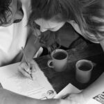 Başak Gümülcinelioğlu Instagram - Date Idea : Study together🧡 Bir süredir @ecenglish ‘in online programı @eclive.online ile İngilizcesini anadil haline getiriyor Çağrı. Bizde adettir birimiz bir şey yapınca diğeri muhakkak bir yerinden dahil olur, tutar bir köşesinden🤓 Konu dil ve konuşmak olunca hele ki ingilizce olunca ben hemen dahil oldum tabi, birlikte bu konuda çok şey yapar olduk. Bu bir tavsiyedir, özellikle dil öğrenmekten korkan, geç kaldığını düşünen, daha önce bir hüsrana uğramış her dilzede için :) Çünkü aslında başlamanın ne yaşı, ne zamanı var! Başlamak şimdi hemen 🤍 Bu fotoğraflar da biz ders çalışırken boş durmayıp eline hemen kamerasını alıp, bir ders saatini bile fotoğraf çekimine çeviren Sekomuz tarafından bize hediye edildi. Madem böyle güzel bir anımız oldu, biz de sizinle paylaşalım istedik! @serkanozturk___ 🤍 #reklam